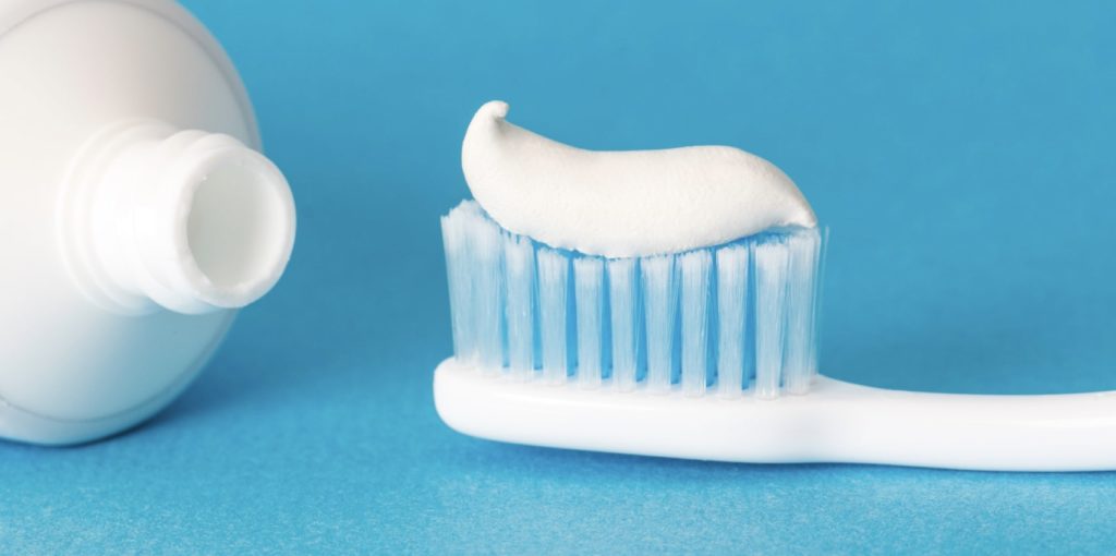 Can toothpaste remove turmeric stains